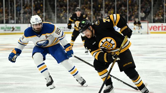 Bruins’ Viktor Arvidsson Exits Game 4 With Upper-Body Injury (featured)
